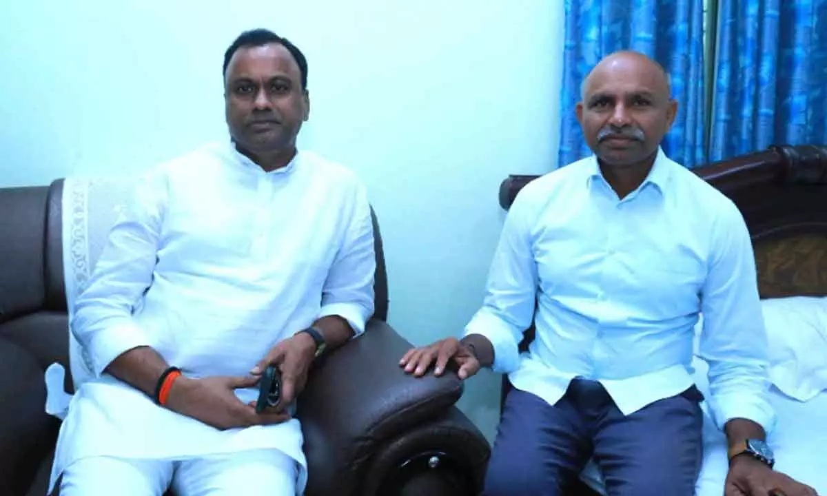 Munugodu MLA Komatireddy Rajgopal Reddy along with DCC president Shankar naik  speaking to media in Nalgonda