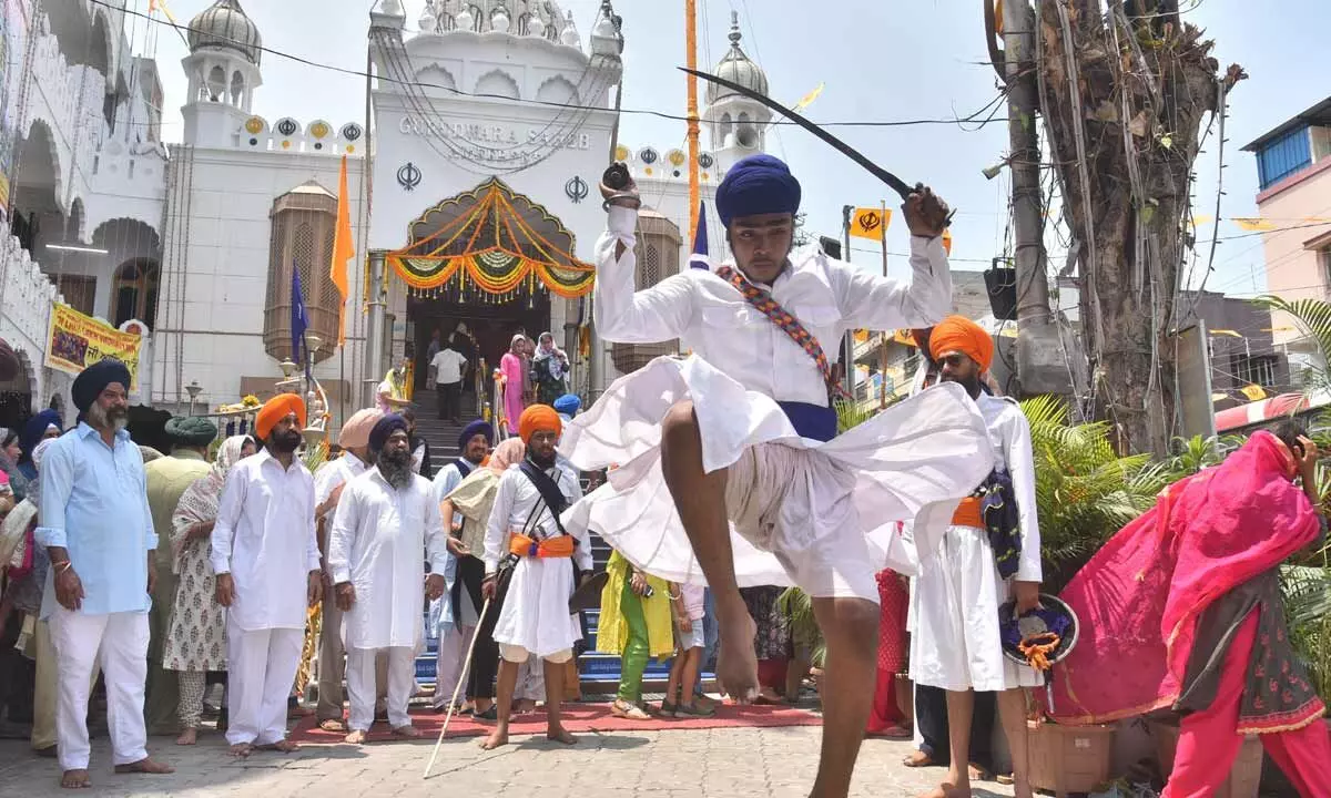Sikhs celebrate Vaisakhi with gaiety across State