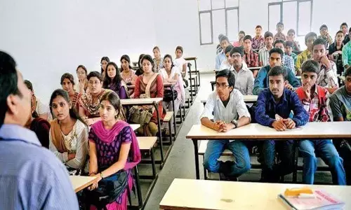 Can students pursue two full-time degree programmes simultaneously?