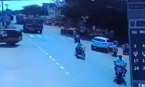 Andhra Pradesh: Man dies as lorry hits a two wheeler in Rajanagaram of East Godavari