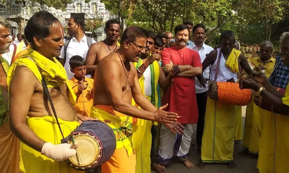 BJP state spokesperson Bhanuprakash Reddy allowing Bhajan troupes of Tamil Nadu to Tirumala along with instruments, at Alipiri in Tirupati on Saturday.