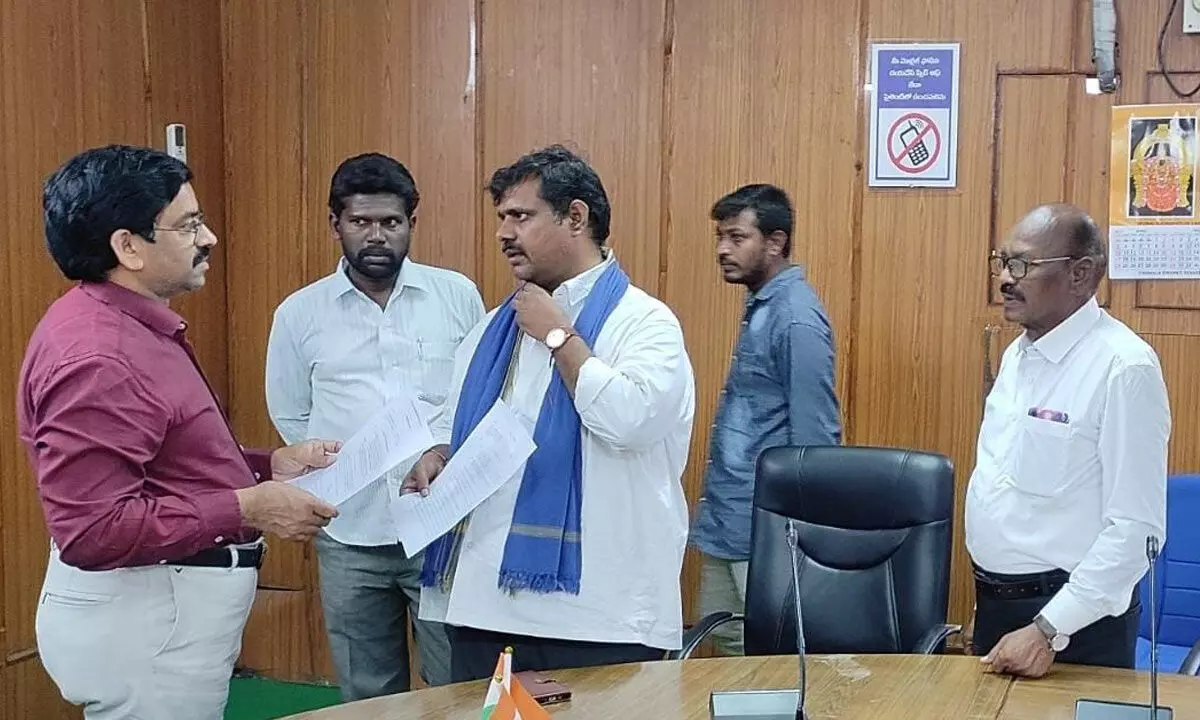 AIAYS state general secretary Punyamurthy submitting a memorandum to RDO Kanaka Narasareddy to direct the police department to file SC/ST atrocity case against Renigunta CI Anju Yadav, in Tirupati on Saturday.