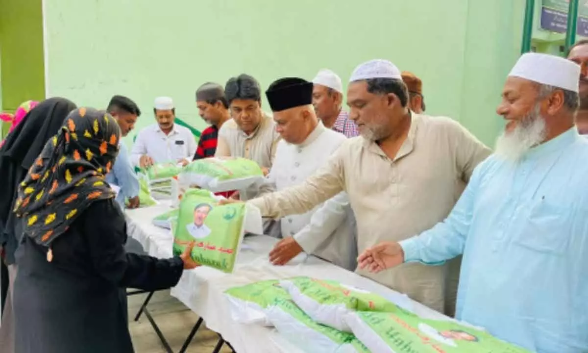 Hyderabad: Pasha Quadri distributes Ramzan gift packs