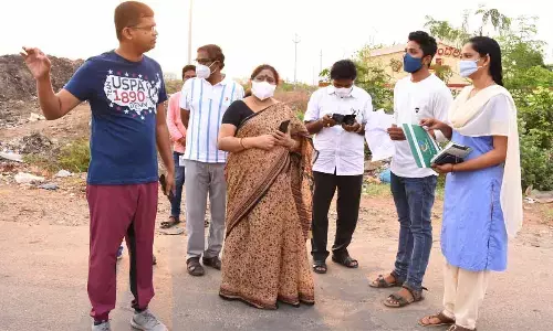 Municipal Commissioner Swapnil Dinkar Pundkar speaking to officials during an inspection at Kandrika in Vijayawada on Saturday