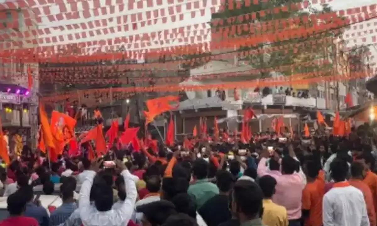 Watch The Trending Video Of Muslims Showering Flowers On Hanuman Jayantis Rath Yatra In Bhopal