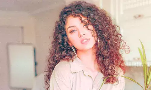 Destress curly tresses