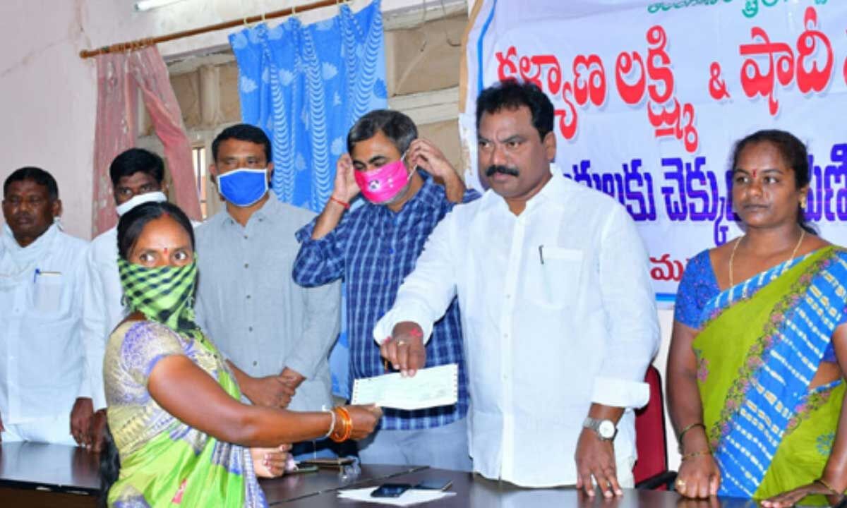 Choppadandi MLA visits houses to hand over Kalyana Lakshmi cheques