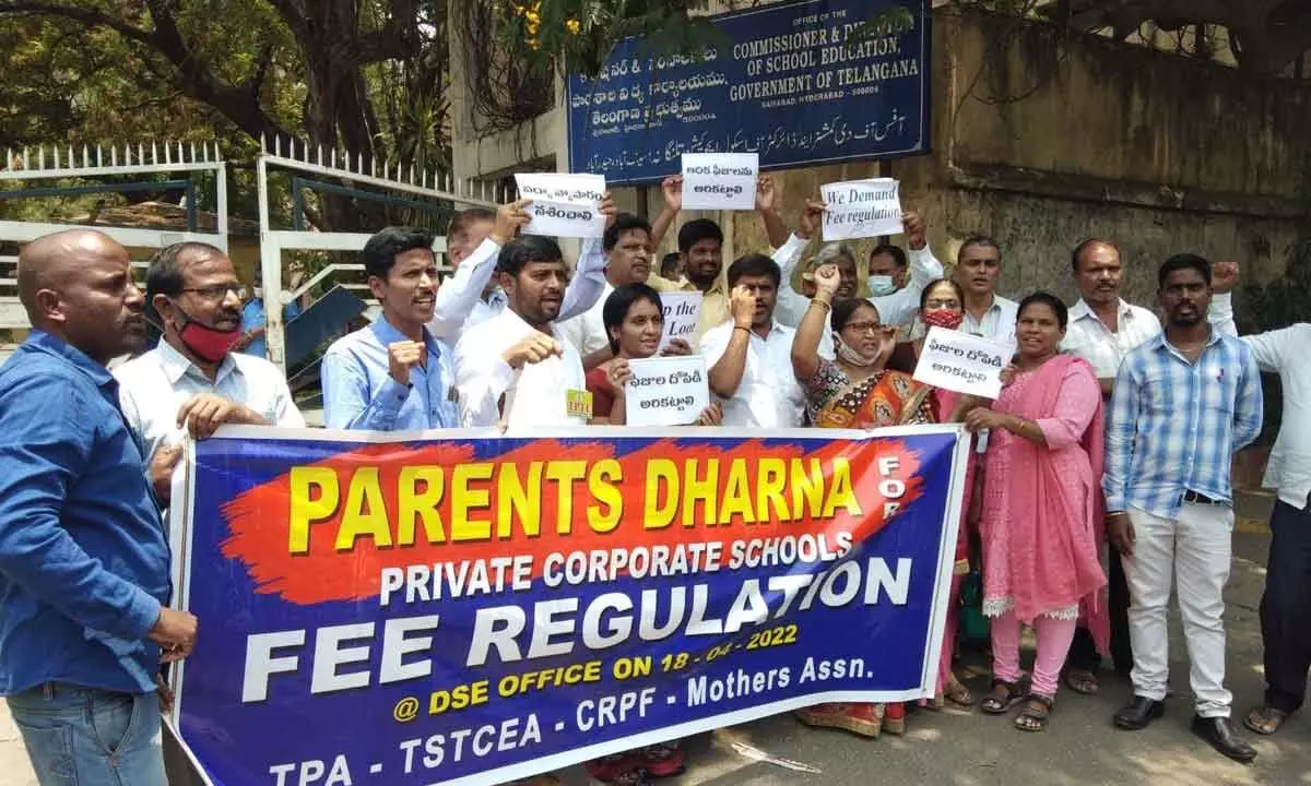 Parents stage dharna in front of Directorate of School Education