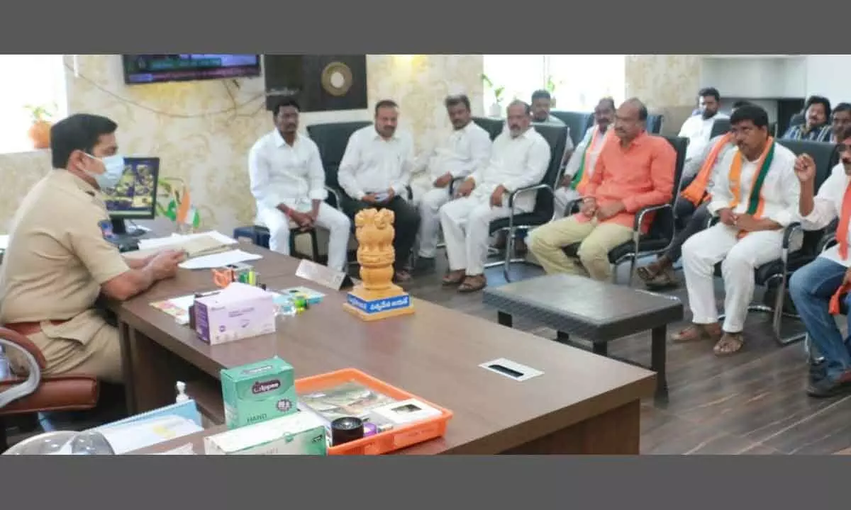 BJP leaders meeting Police Commissioner Vishnu S Warrier in Khammam on Monday