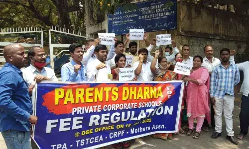 Parents stage dharna in front of Directorate of School Education