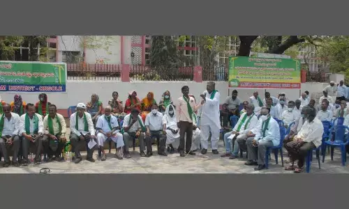 SKM district convener Chunduri Rangarao speaking at a protest in front of the District Collectorate in Ongole on Monday