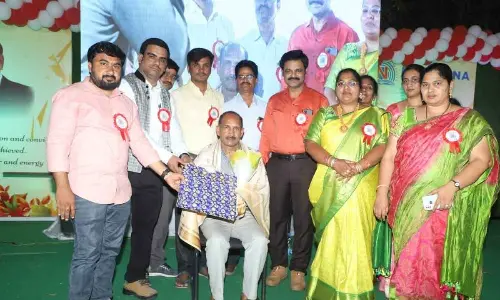 DEO Dr Ranga Reddy being felicitated to mark  the school day function organised by the Narayana Educational Institutions in Kurnool on Monday.