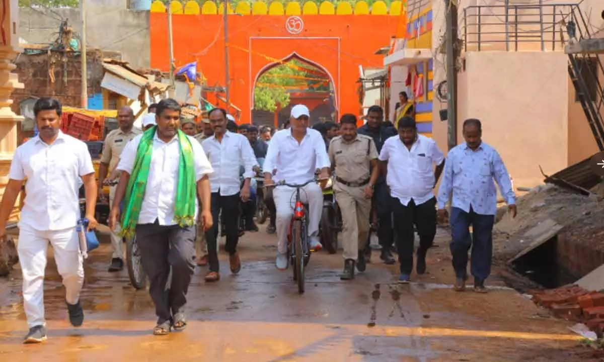Harish Rao holds Nagarabata prog, visits Zaheerabad on cycle