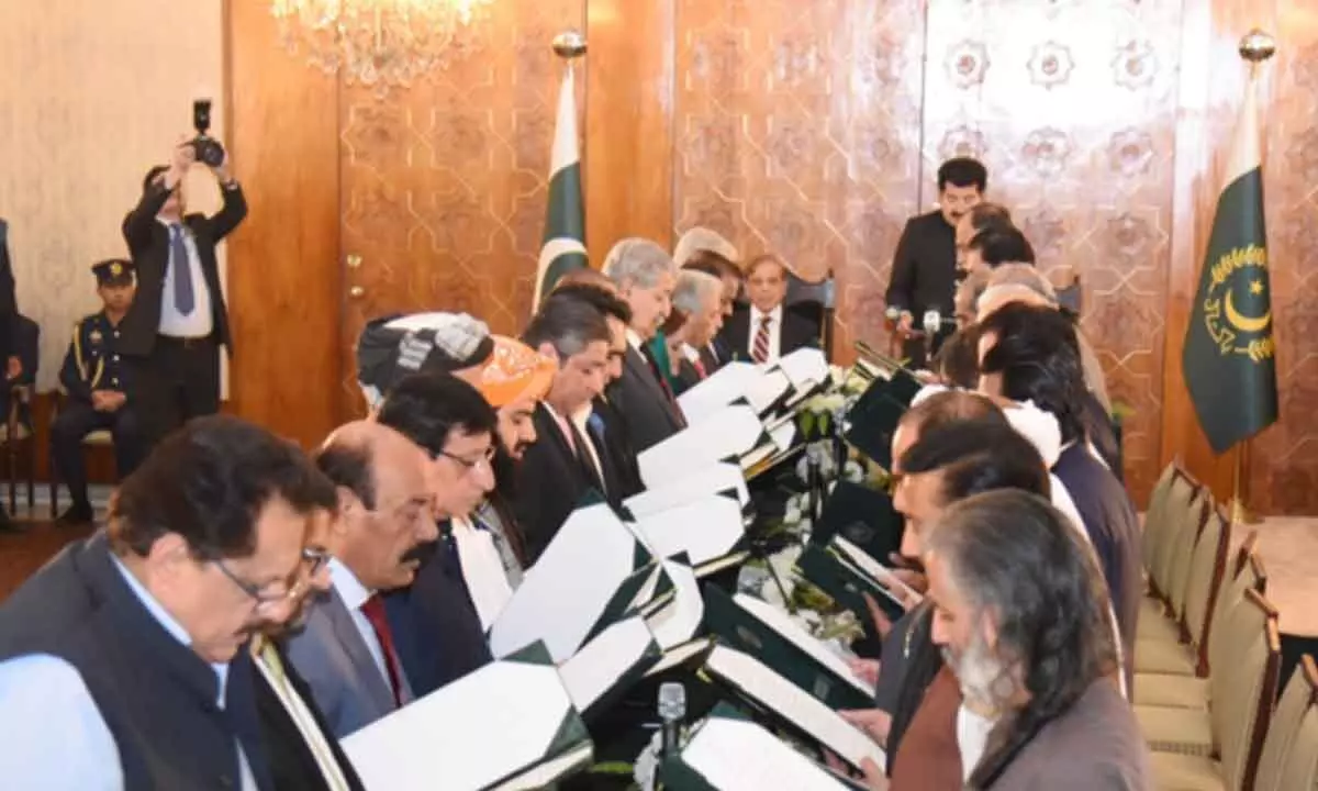 Pak PM Sharifs Cabinet takes oath