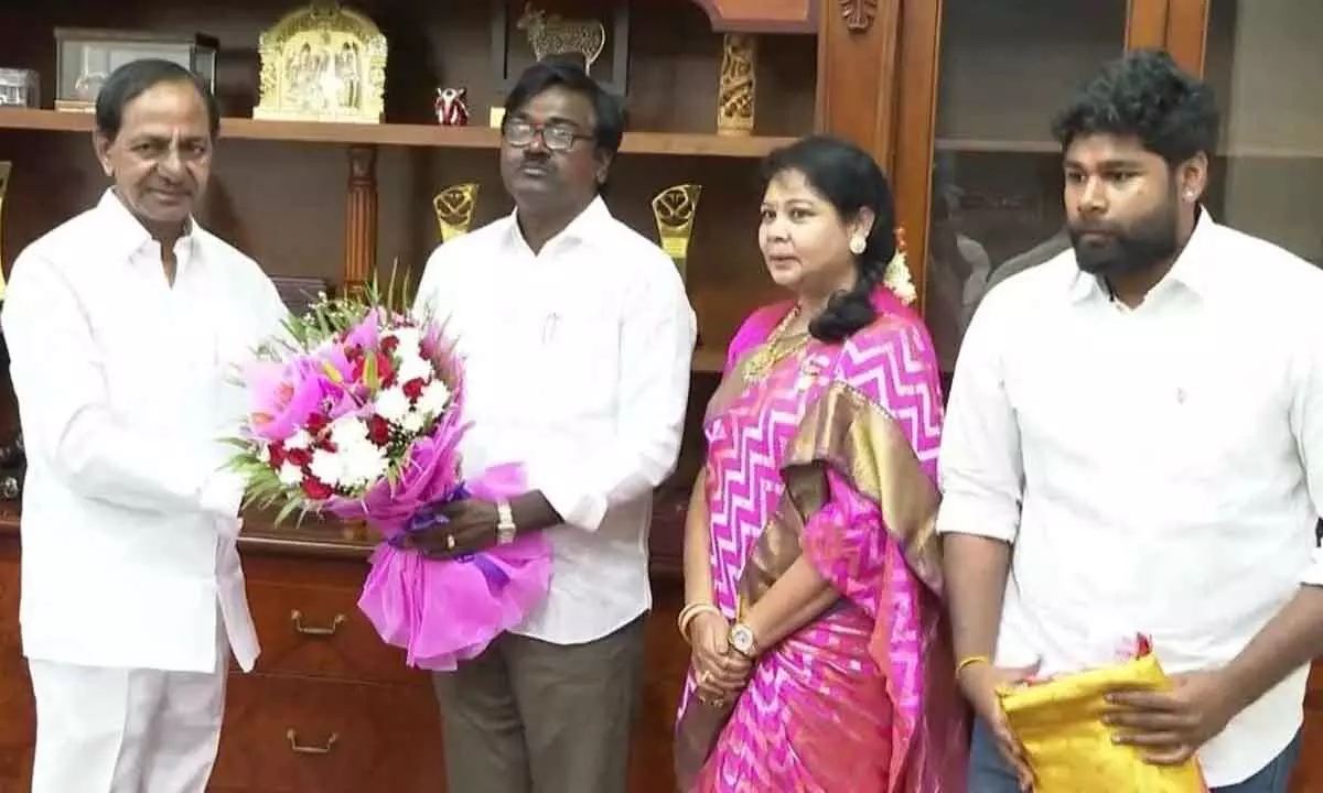 Minister Ajay presents 1kg gold to Yadadri temple