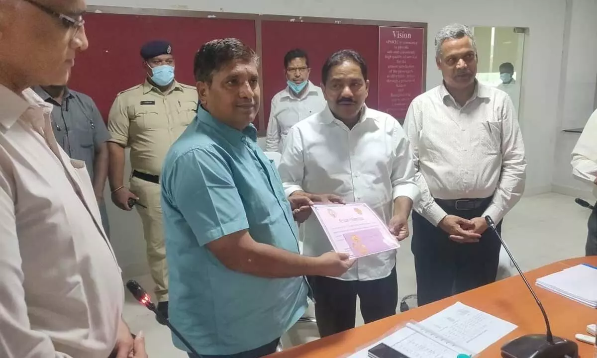 APSRTC Chittoor Regional Manager T Chengal Reddy receiving the appreciation letter from Transport Minister P Viswarup at an official meeting held in Vijayawada on Tuesday. RTC Managing Director Dwaraka Tirumala Rao is  also seen.