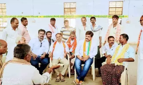 BJP leaders interacting with the farmers at tobacco auction centre in Podili on Wednesday