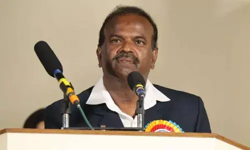 Dronacharya awardee  SAI senior coach Athletics Ramesh Nagapuri addressing the students in Warangal on Wednesday