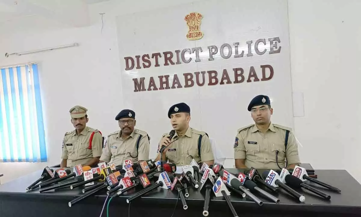 Superintendent of Police Sharat Chandra Pawar disclosing the details of the murder case in Mahabubabad on Friday