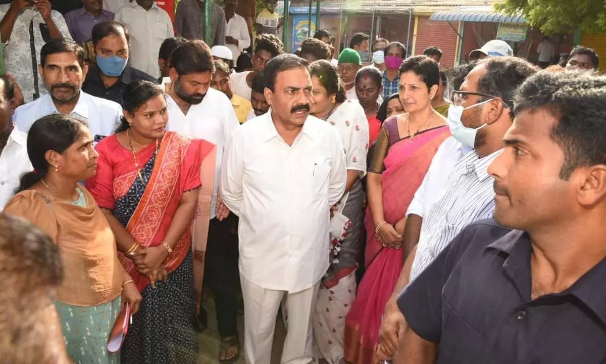 Agriculture Minister Kakani Govardhan Reddy inspecting Fathekhan Pet Rythu Bazar in Nellore on Saturday