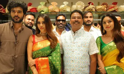 Tollywood divas Anu Immanuel and Nabha Natasha and Siddharth alias Siddhu Jonnalagadda of ‘DJ Tillu’ fame, inaugurating Maangalya Shopping Mall’s 13th showroom in Anantapur.