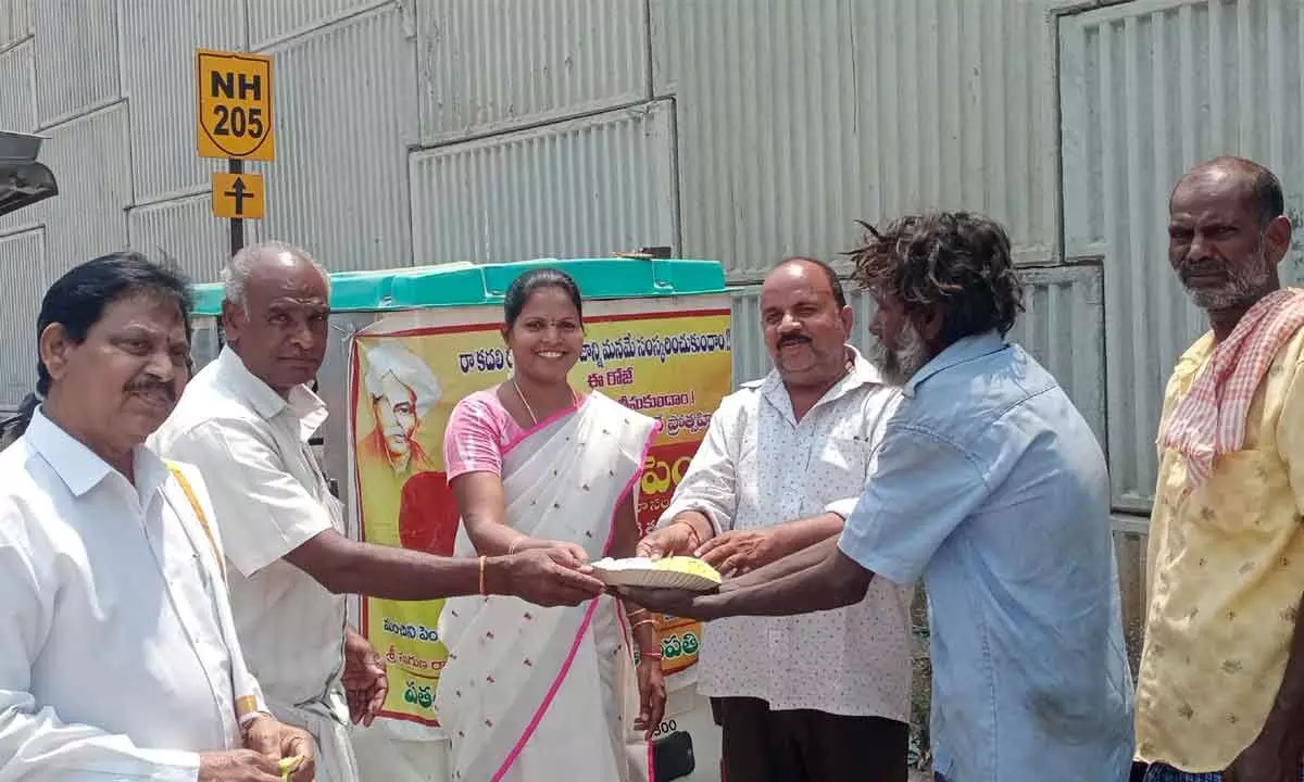 Tirupati: Distributing food to needy is his life mission