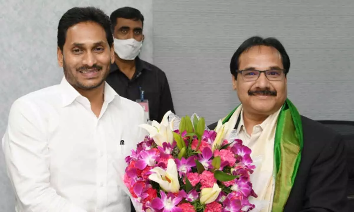 Chief Minister Y S Jagan Mohan Reddy felicitating AP High Court Justice Prashant Kumar Mishra at the State Guest House in Vijayawada on Monday