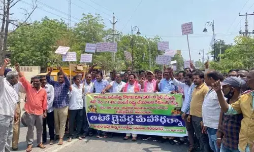 Autorickshaw drivers staging dharna in Karimnagar on Tuesday
