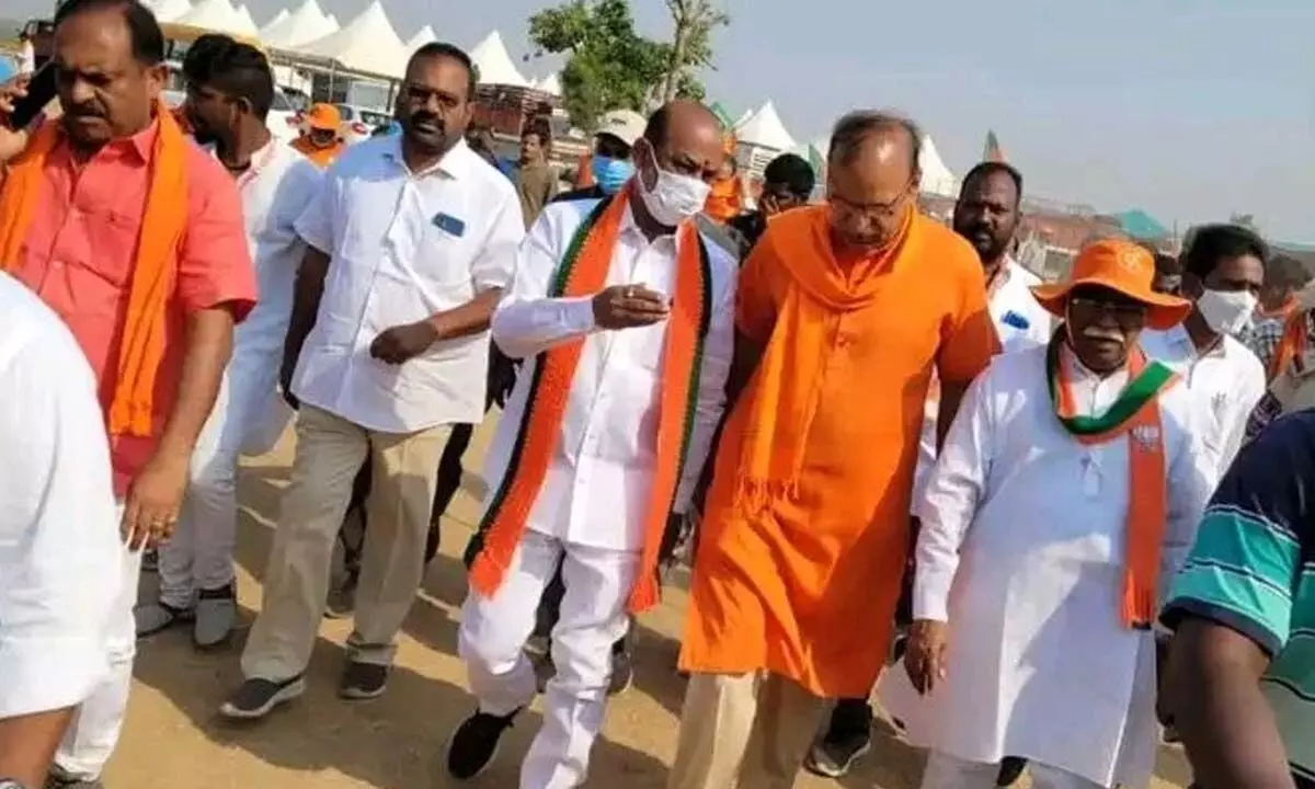 Bandi Sanjay during his 14th day yatra from Makthal to Narayanpet on Tuesday