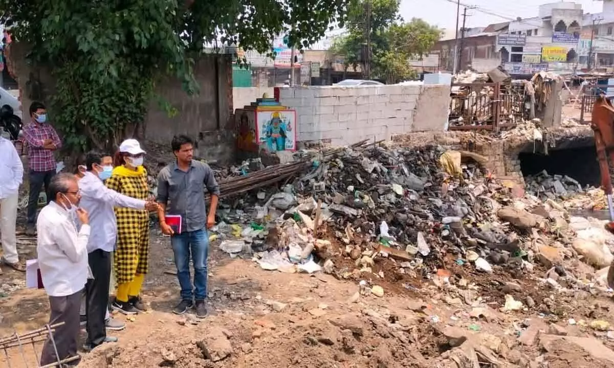 Hyderabad: GHMC takes up de-silting of nalas, drains