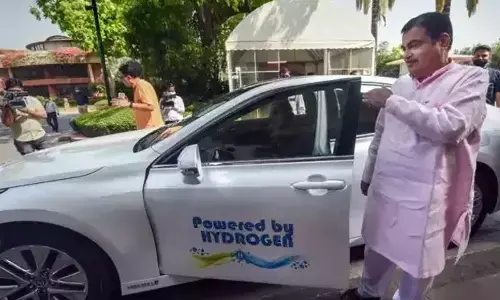 Nitin Gadkari supports alternate energy, which can help create lakhs of jobs to youth