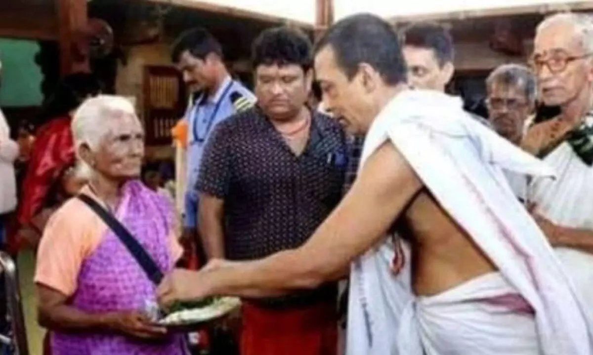 80-Year-Old Beggar From Mangaluru Donated Rs 1 lakh To The Temple