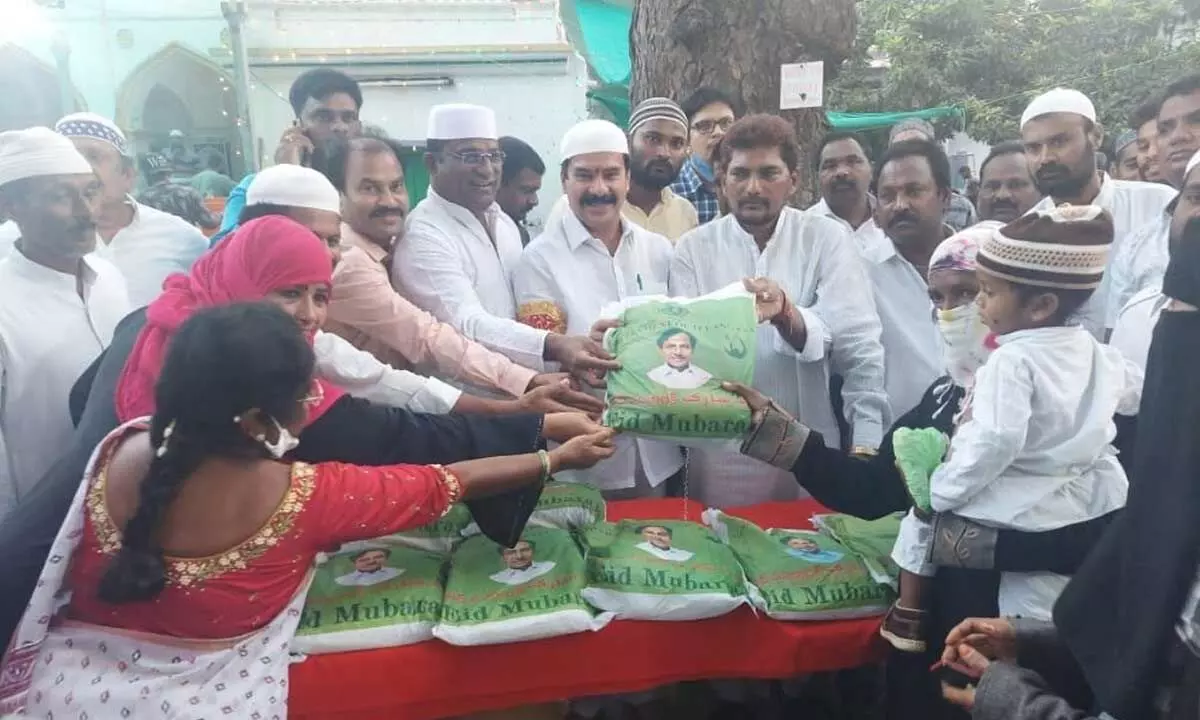 Chief Whip D Vinay Bhaskar distributing Ramzan gifts to poor Muslims at the Jama Masjid in Hanumakonda on Thursday