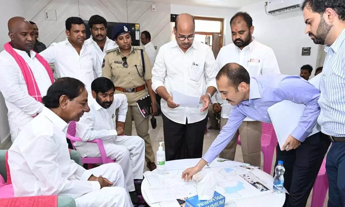 District Collector Prashanth Jeevan Patil along with MLA Kancharla  Bhupal Reddy explaining  the status of works being carried out by Nalgonda Urban Development Authority to Chief Minister K Chandrashekar Rao. Minister Jagadish Reddy is also seen