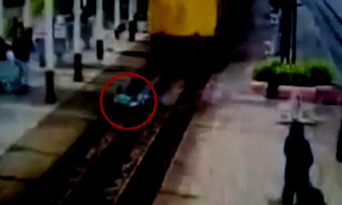 Man jumps in front of running train, dies