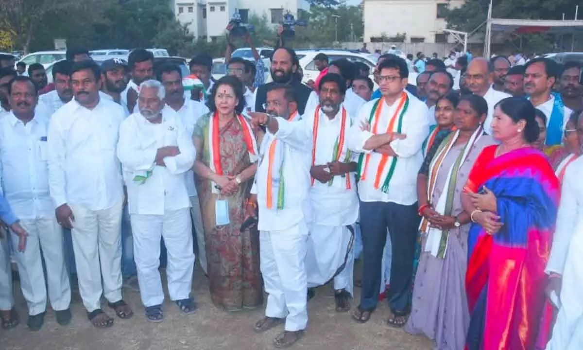 Warangal DCC president Naine Rajender Reddy explaining to former TPCC president N Uttam Kumar Reddy and other Congress leaders about the arrangements made for Rahul Gandhis meeting at Arts and Science College in Hanumakonda on May 6, on Monday