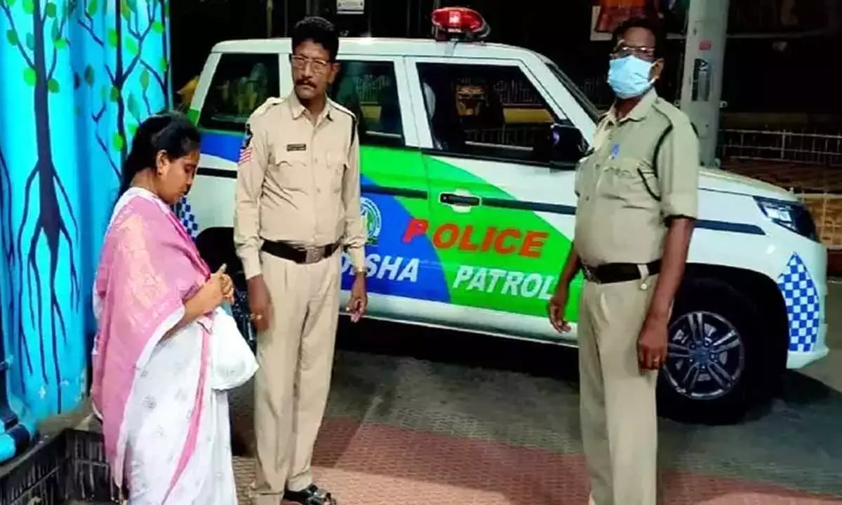 Police helps lone woman at Kakinada Railway station to reach home safe