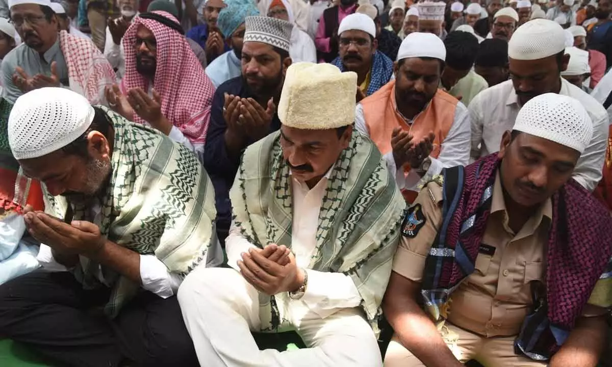 Agriculture Minister Kakani Govardhan Reddy taking part in Ramzan prayers at Bara Shahid Dargah in Nellore on Tuesday