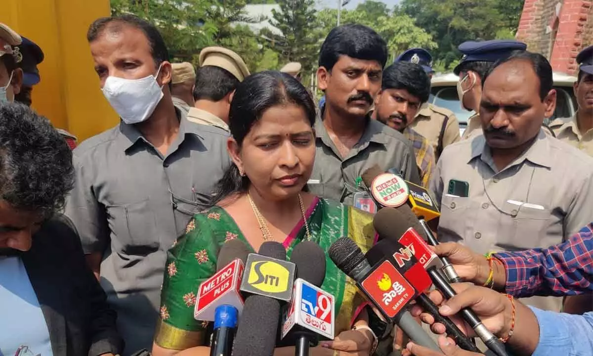 Home Minister Taneti Vanitha addressing the media in Guntur city  on Tuesday