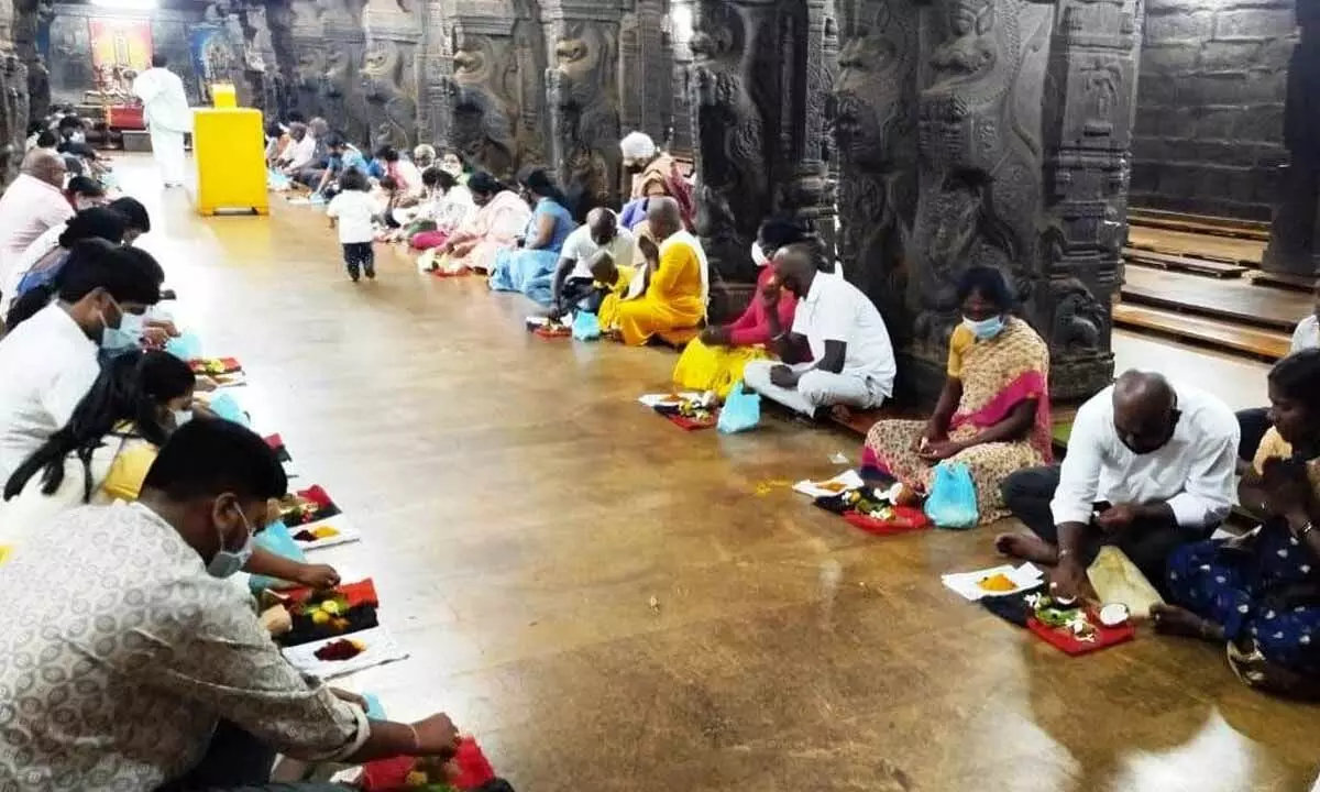 Devotees performing Rahu Ketu puja at Srikalahasti temple.  (A file photo)