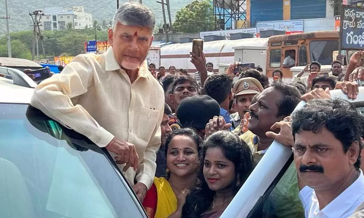 TDP leaders and supporters giving rousing welcome to party national president  N Chandrababu Naidu at Gambhiram on Wednesday