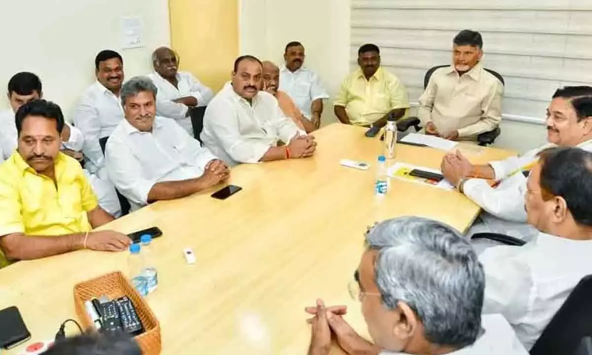 Chandrababu meets party leaders in Vizag, asks cadre to take Badude Badudu program to every household