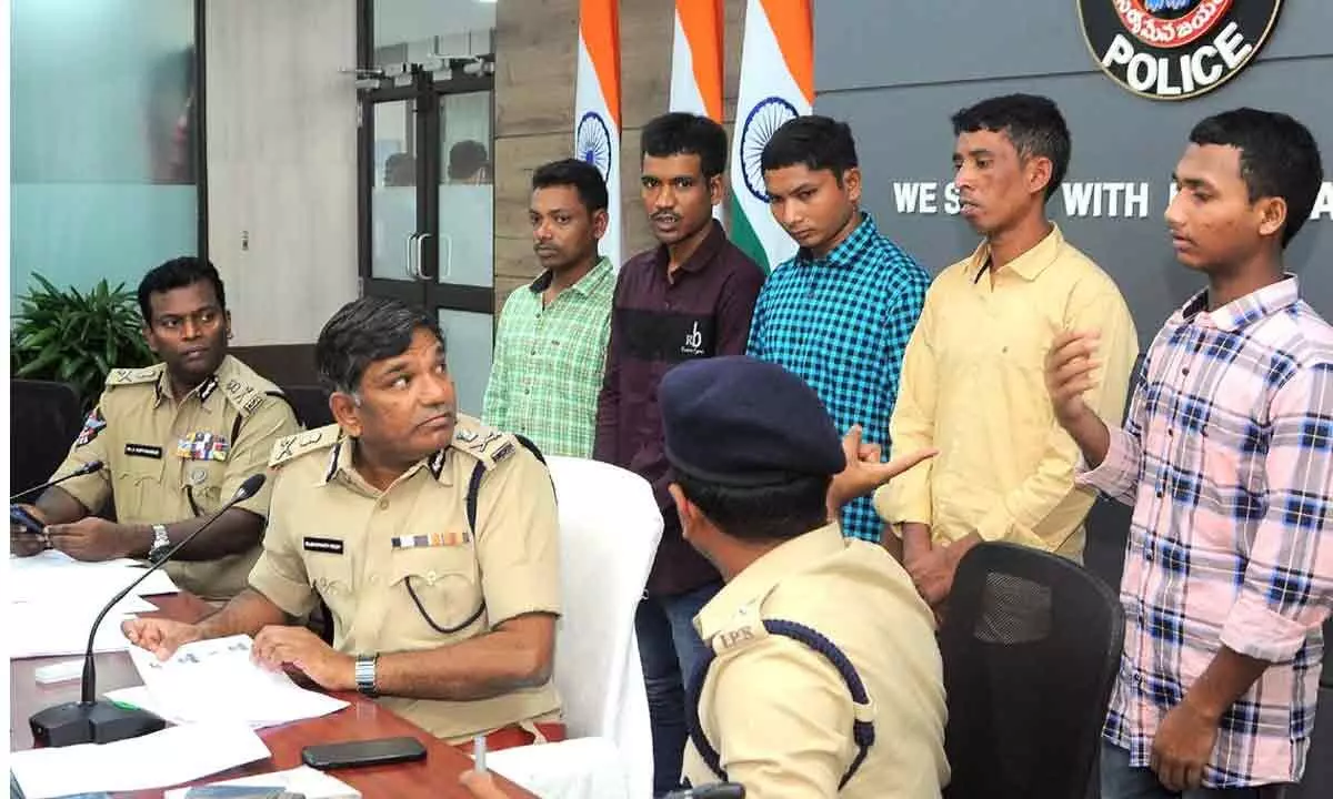 Guntur: 2 Maoists arrested, five others give up