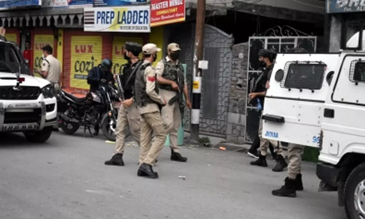 Cop injured in Srinagar shooting
