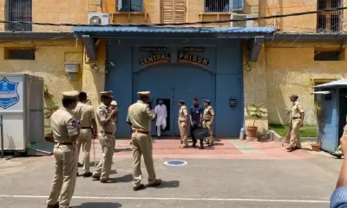 Rahul Gandhi meets NSUI leaders at Chanchalguda jail