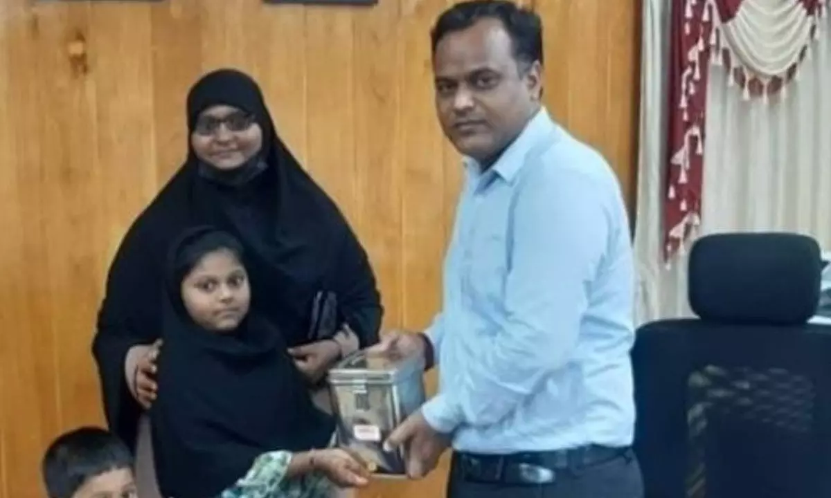 The girl along with her mother has handed over the savings to the district collector Shankar Lal Kumawat.