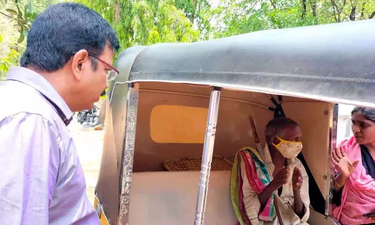 Collector rescues old man abandoned by sons