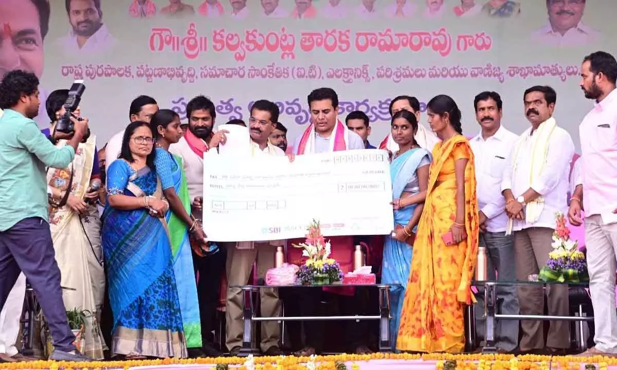 KTR along with Narayanpet MLA S Rajender Reddy, Minister Srinivas Goud and Makthal MLA Chittem Ram Mohan Reddy handing over a cheque to the women self help group in Narayanpet on Monday