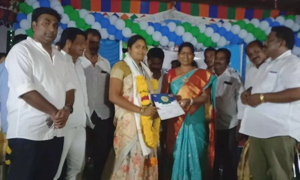 Home Minister Taneti Vanitha felicitating a volunteer at a programme at Unagatla village on Monday