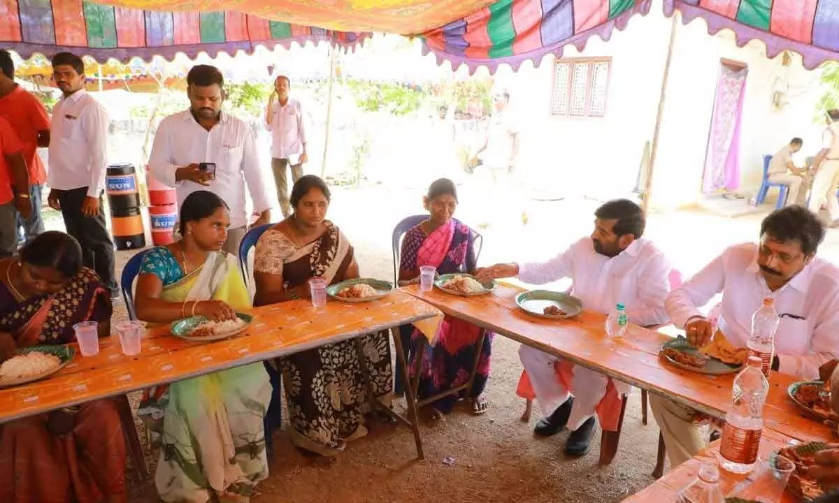 Energy Minister Jagadish Reddy having lunch with Dalit Bandhu beneficiriest Tuljaraopet village of Chivemla mandal in Suryapet district on Monday